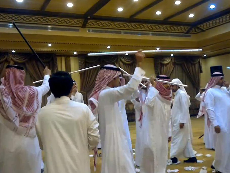 اضغط لمشاهدة الفيديو: معلمون مصريون في السعودية يحتفلون بزفاف صديقهم على الطريقة السعودية